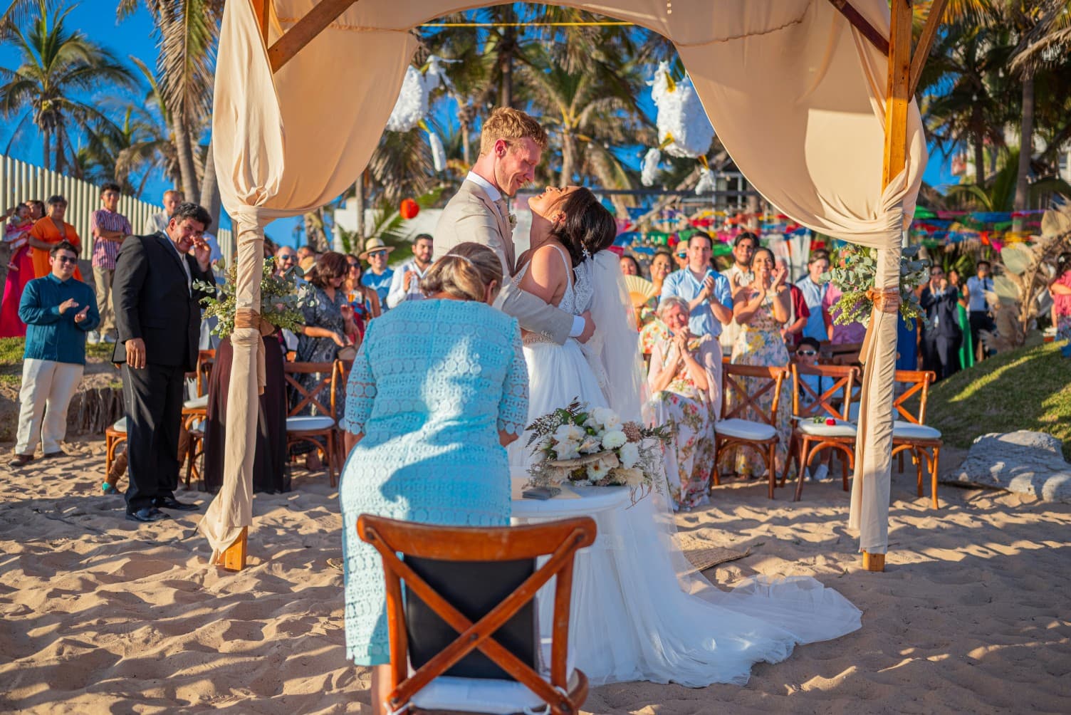 Gast die foto's maakt tijdens de ceremonie