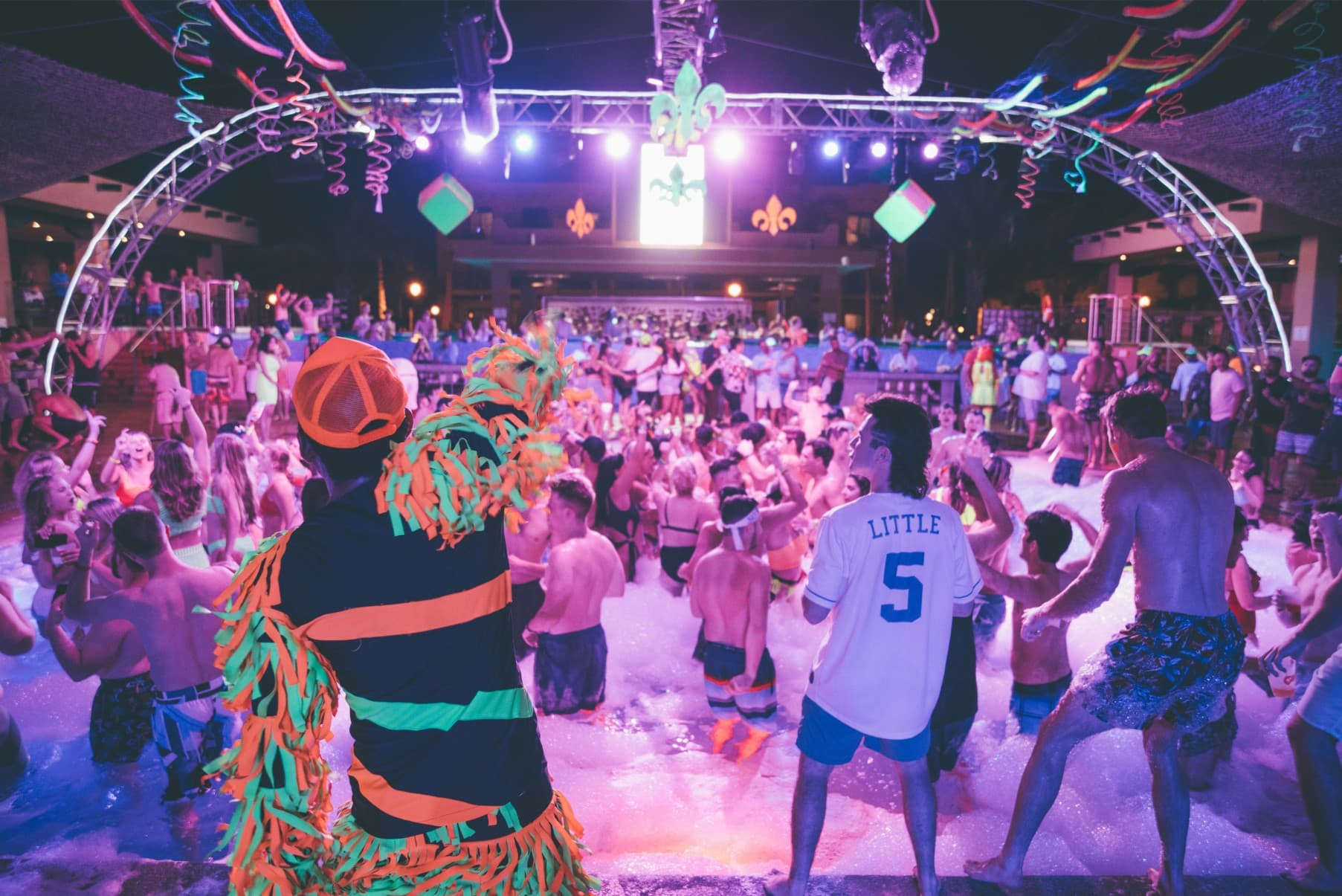 Vrolijke gasten op een feest