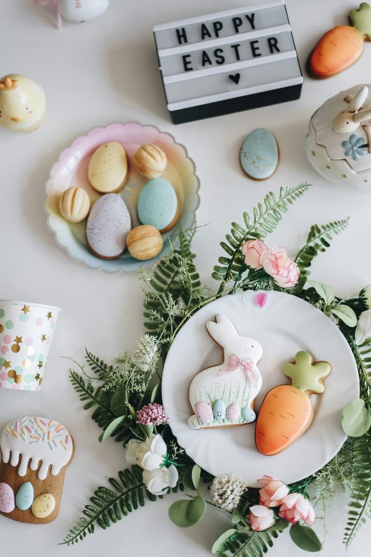 Familie tijdens een gezellige paasbrunch in de tuin