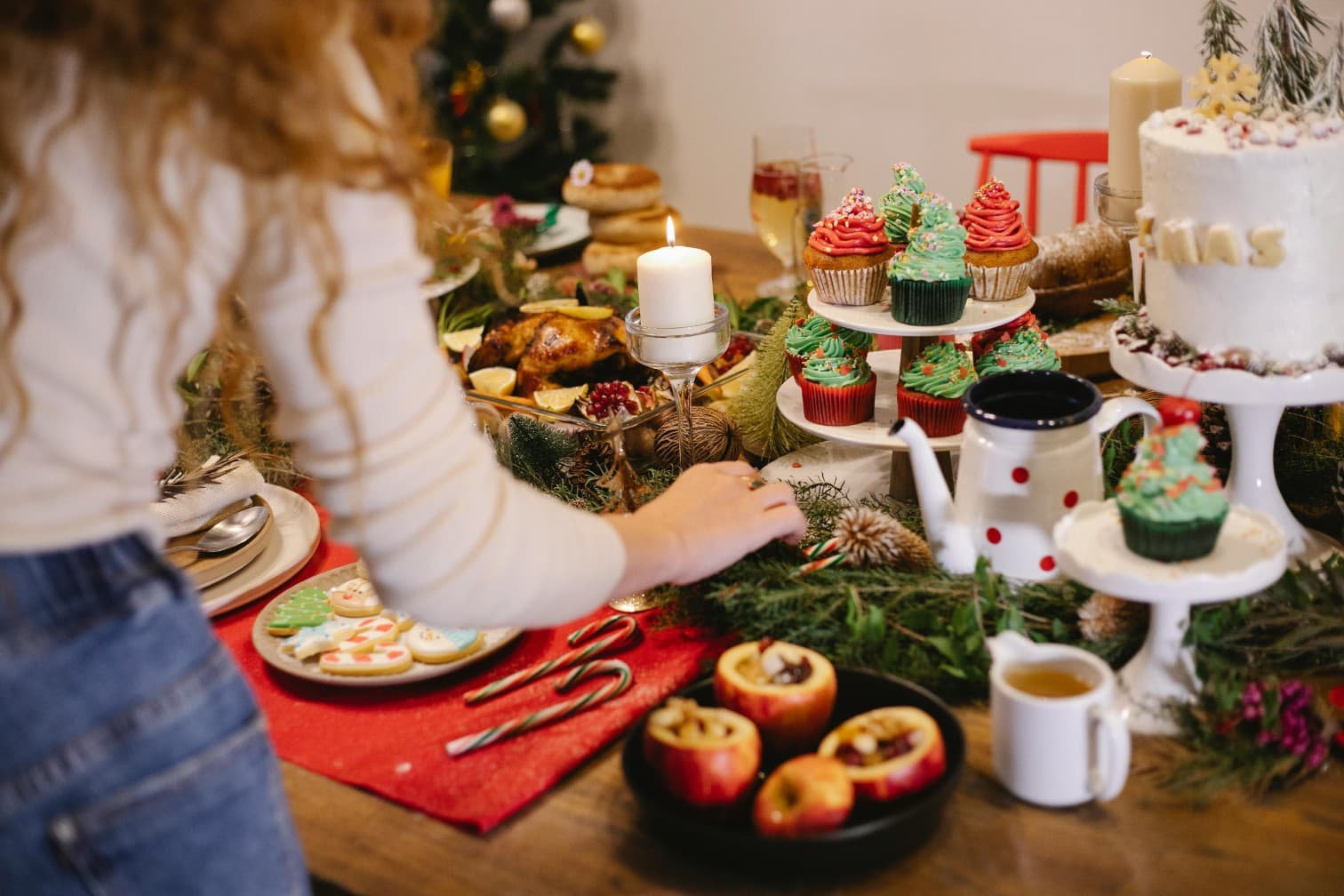 Warme feestelijke sfeer met vrienden
