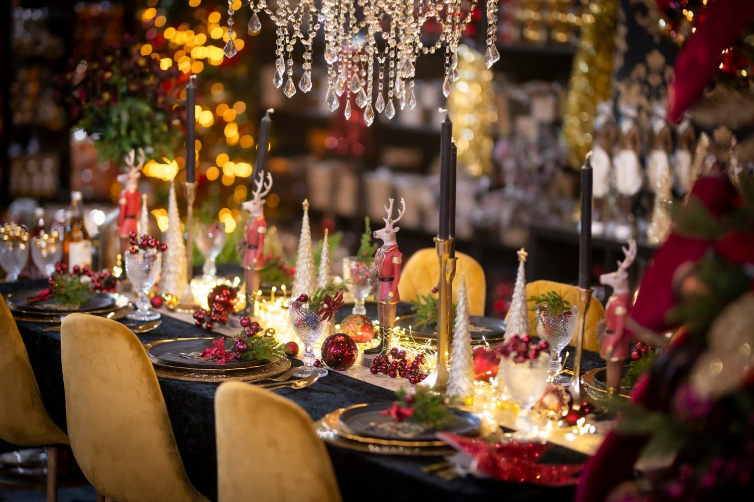 Gezellig gedekte kersttafel met kaarslicht en familie