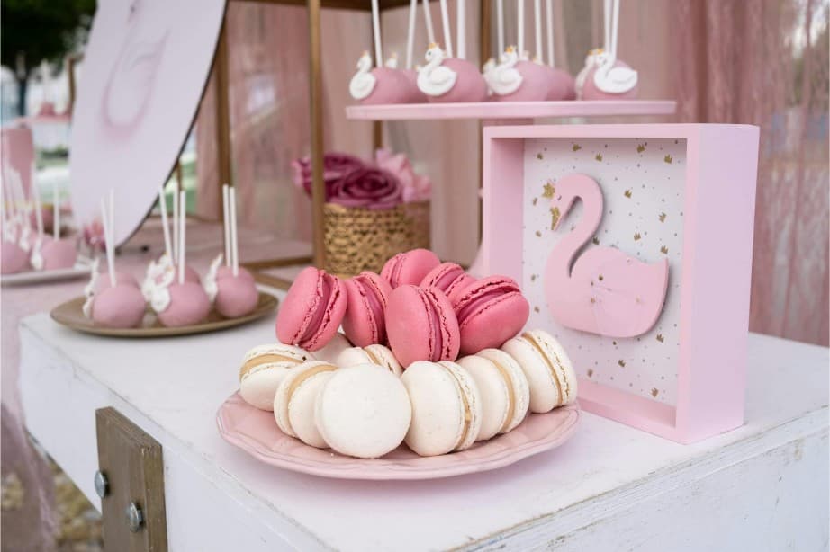 Gasten vieren een babyshower